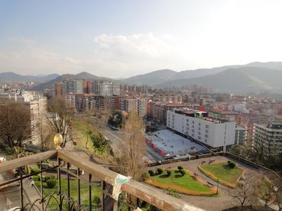 Vista exterior de Dúplex en venda en Bilbao  amb Traster, Moblat i Balcó