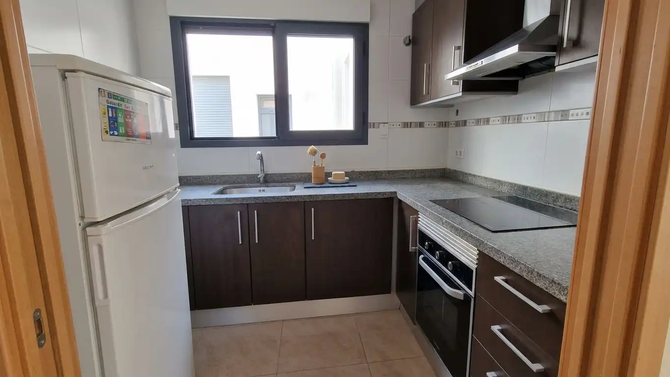 Cocina de Apartamento de alquiler en Benidorm con Aire acondicionado, Calefacción y Terraza