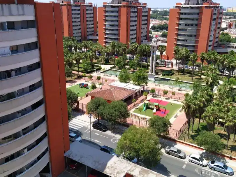 Außenansicht von Wohnung zur Miete in  Sevilla Capital mit Klimaanlage und Schwimmbad