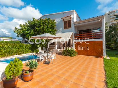 Vista exterior de Casa o xalet en venda en Benicasim / Benicàssim amb Terrassa i Piscina