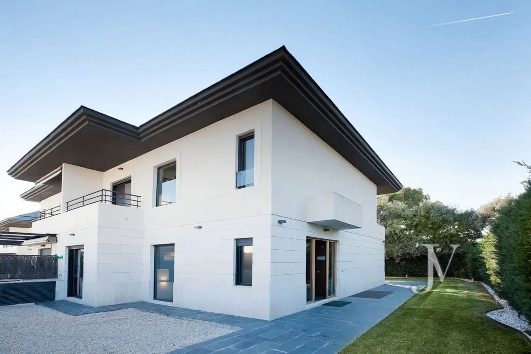 Vista exterior de Casa adosada en venda en Boadilla del Monte amb Jardí privat, Parquet i Terrassa