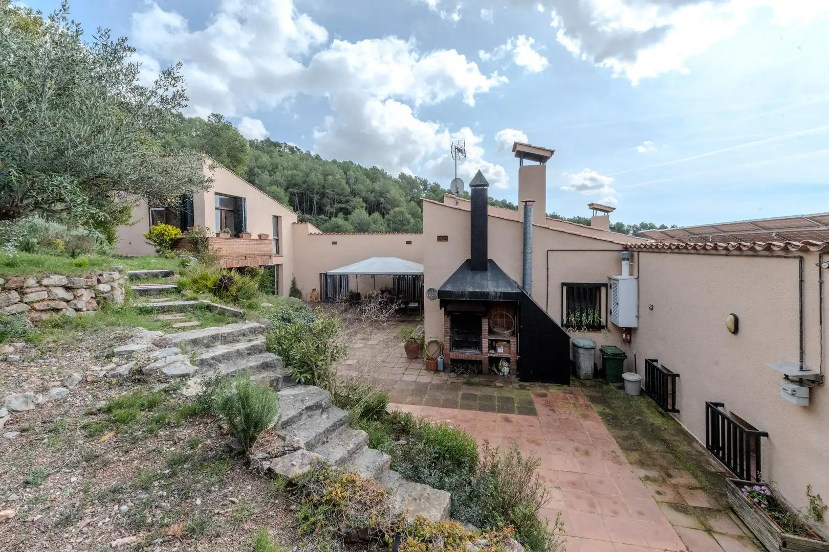 Vista exterior de Casa o xalet en venda en Castellar del Vallès amb Calefacció, Jardí privat i Terrassa
