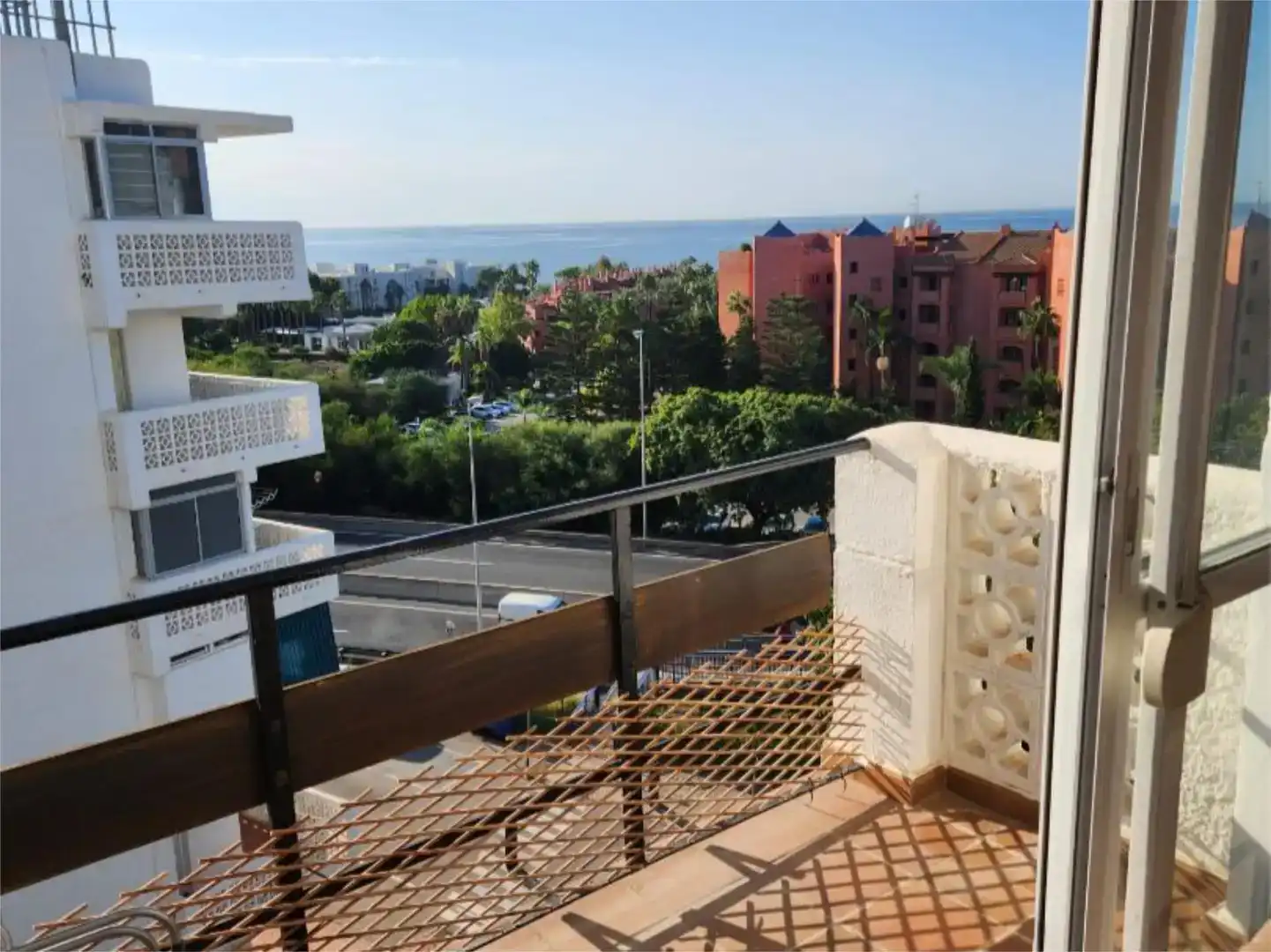 Vista exterior de Pis en venda en Estepona amb Aire condicionat, Jardí privat i Parquet