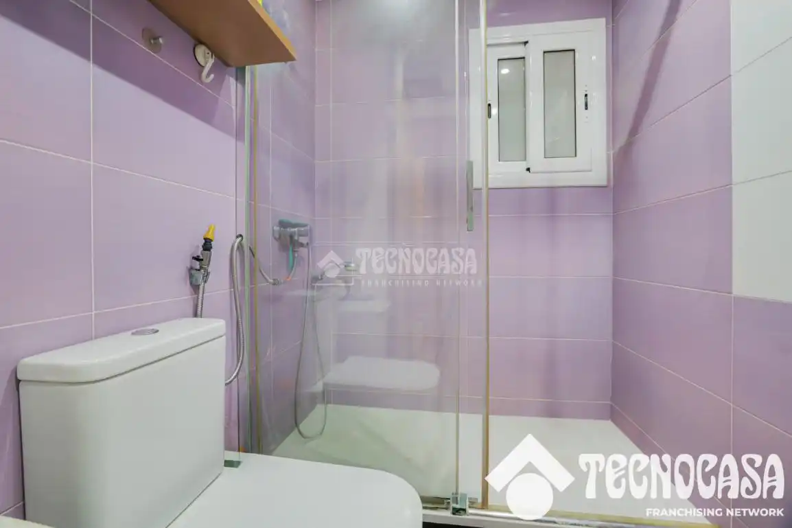 Badezimmer von Wohnung zum Verkauf in Badalona mit Klimaanlage und Balkon