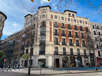 Außenansicht von Wohnung zum verkauf in  Madrid Capital mit Balkon