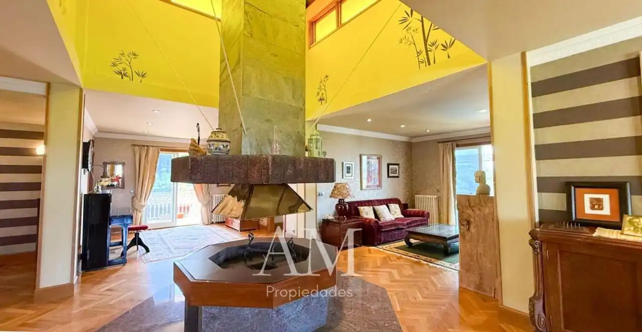 Sala d'estar de Casa o xalet en venda en Vigo  amb Calefacció, Jardí privat i Terrassa