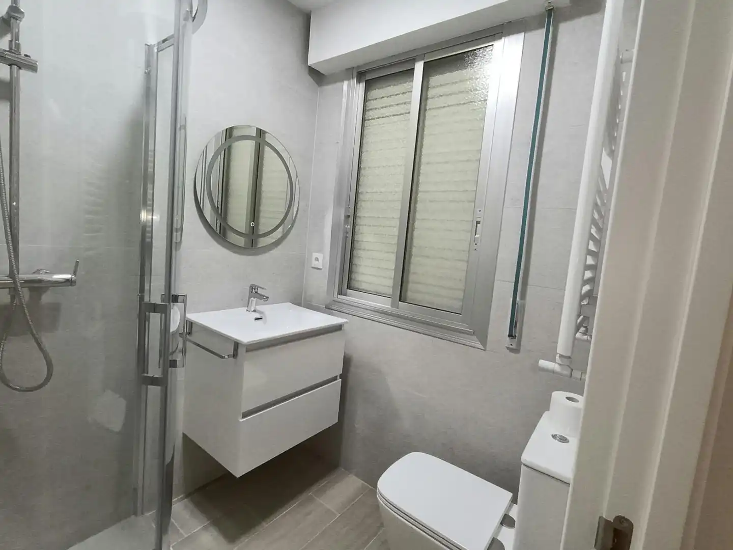 Baño de Piso para compartir en Ourense Capital  con Calefacción, Terraza y Amueblado