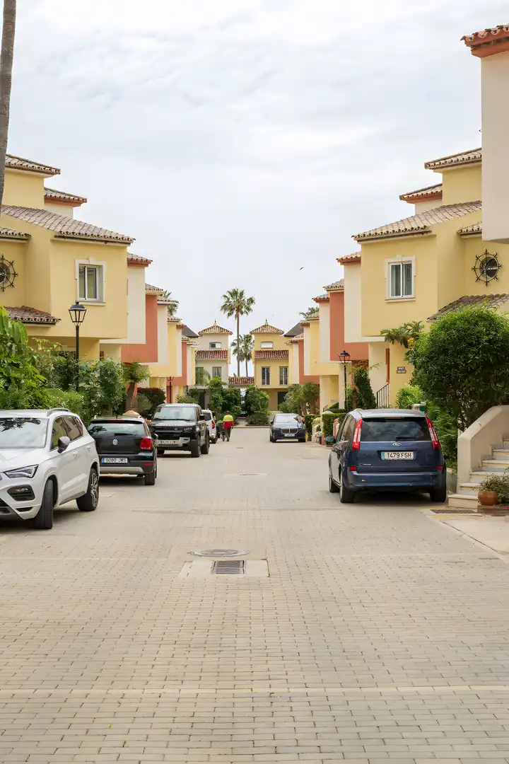 Außenansicht von Einfamilien-Reihenhaus zum Verkauf in Estepona mit Klimaanlage, Privatgarten und Terrasse
