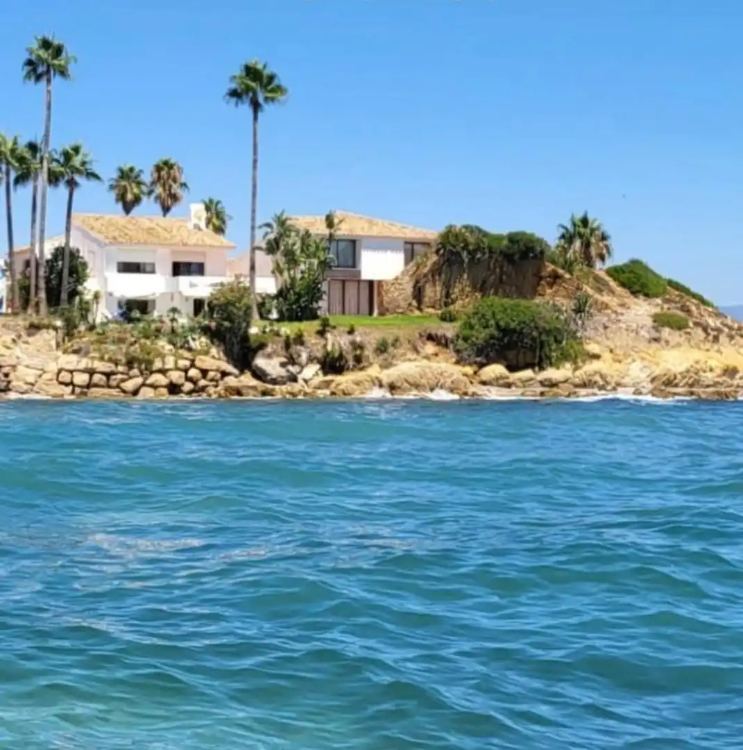 Vista exterior de Casa o xalet en venda en Estepona amb Aire condicionat, Jardí privat i Terrassa