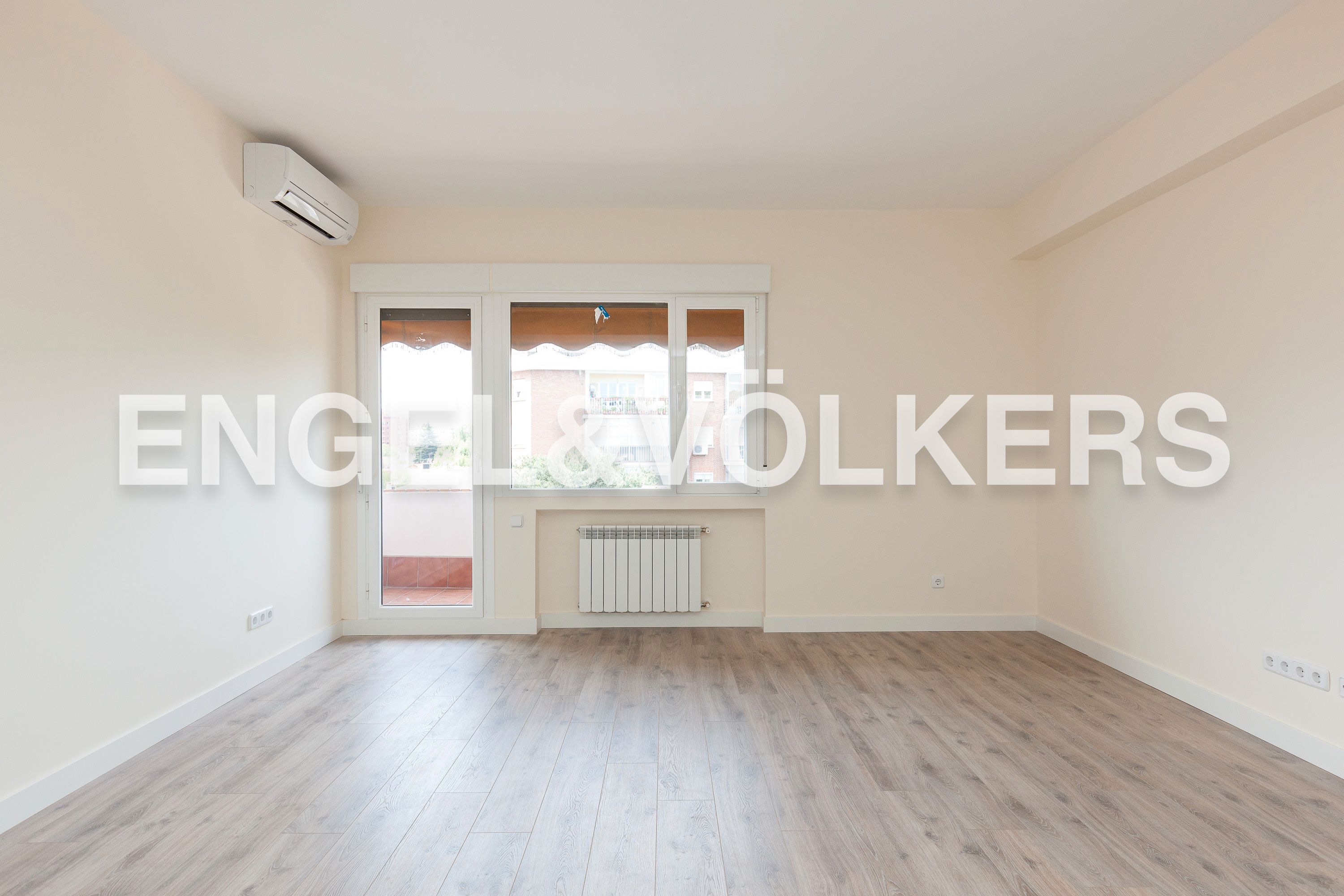 Sala d'estar de Apartament en venda en  Madrid Capital amb Aire condicionat, Calefacció i Terrassa