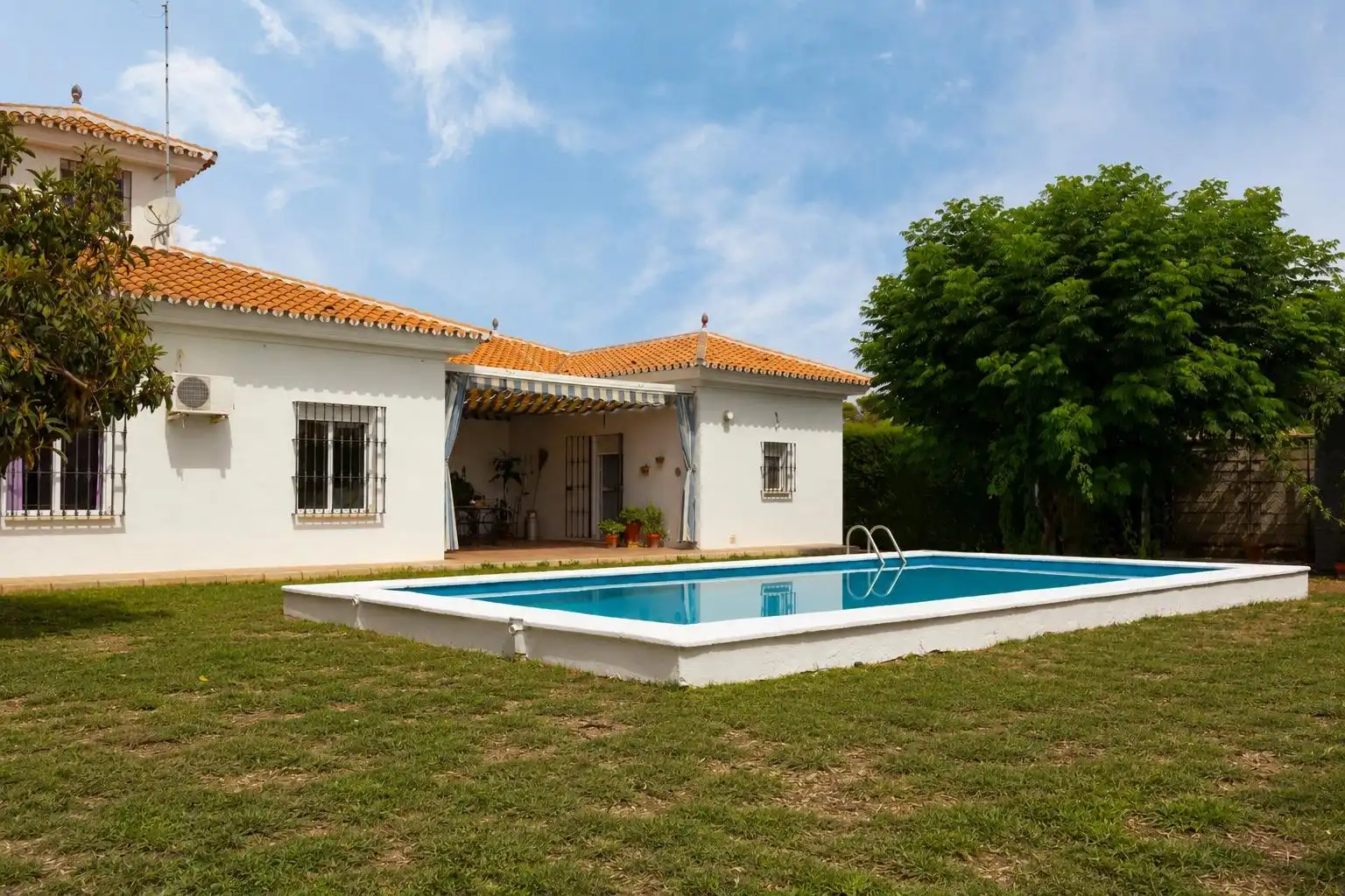 Piscina de Casa o xalet en venda en Sanlúcar la Mayor amb Jardí privat, Traster i Piscina