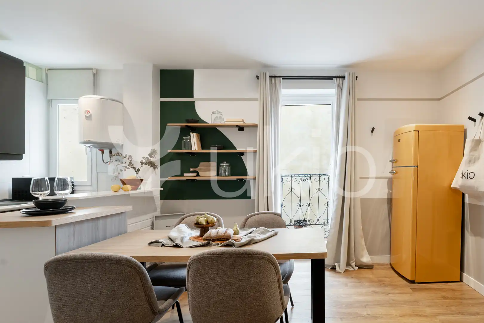 Cuina de Apartament de lloguer en Madrid amb Aire condicionat, Calefacció i Moblat