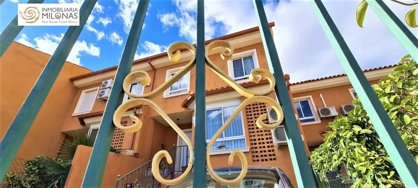 Vista exterior de Casa o xalet en venda en L'Alfàs del Pi amb Aire condicionat, Calefacció i Jardí privat
