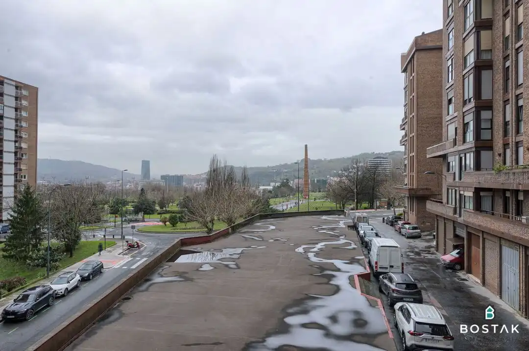 Parking de Piso en venta en Bilbao  con Calefacción, Trastero y Amueblado