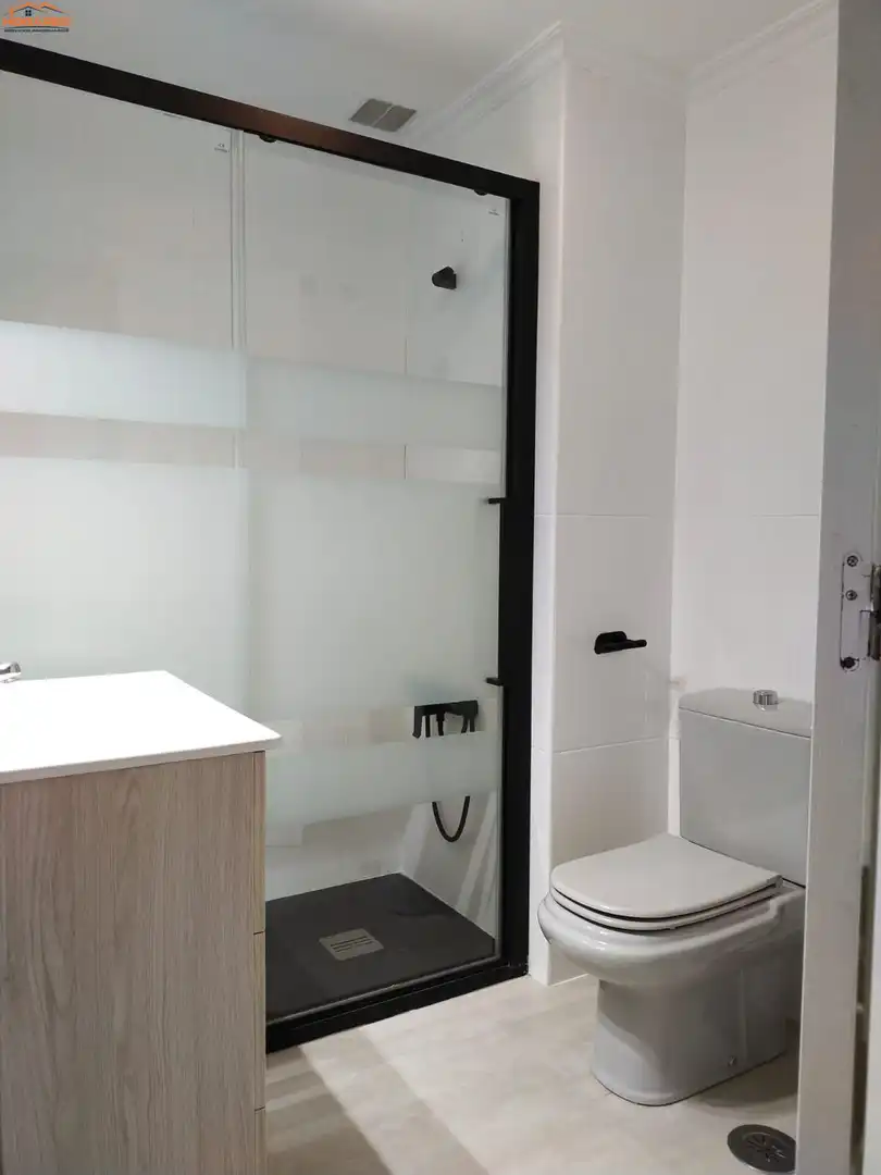 Baño de Piso de alquiler en Vigo  con Calefacción y Amueblado