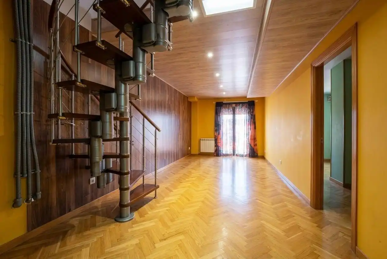 Maisonette zum Verkauf in Madrid mit Klimaanlage, Heizung und Terrasse