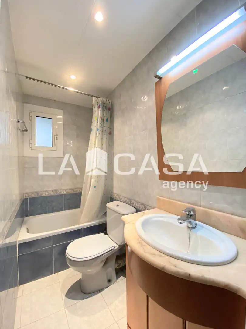 Piso en venta en Sant Adrià de Besòs con Calefacción y Balcón