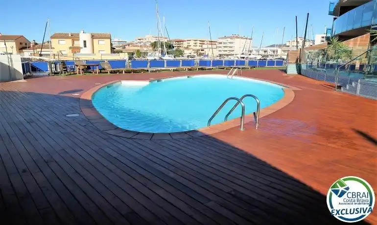 Piscina de Apartament en venda en Roses amb Aire condicionat, Terrassa i Moblat
