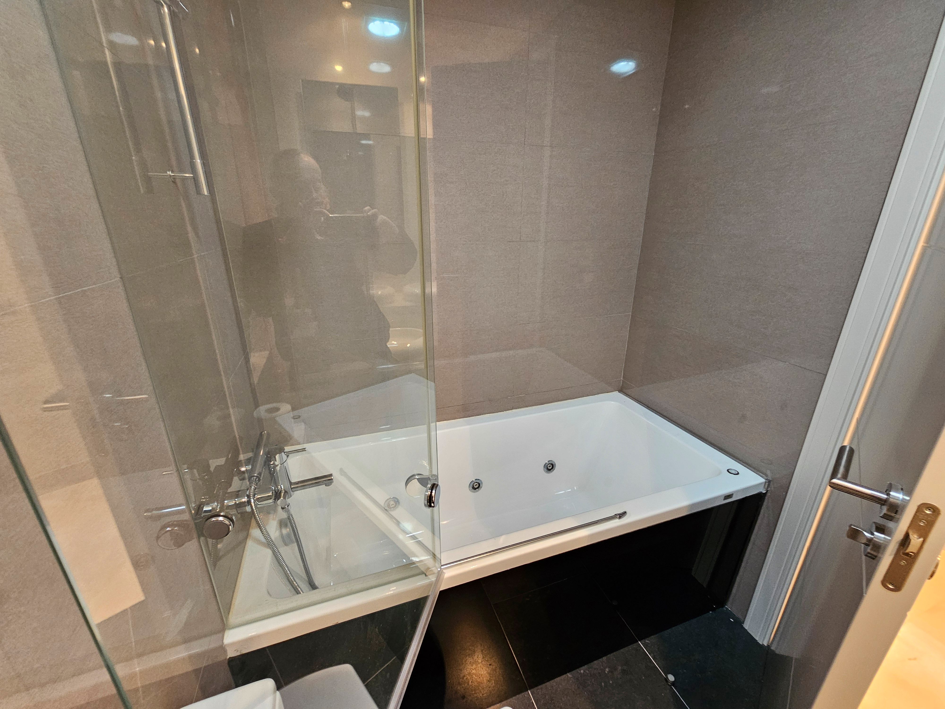 Bathroom of Flat for sale in Salamanca Capital  with Air Conditioner, Heating and Private garden