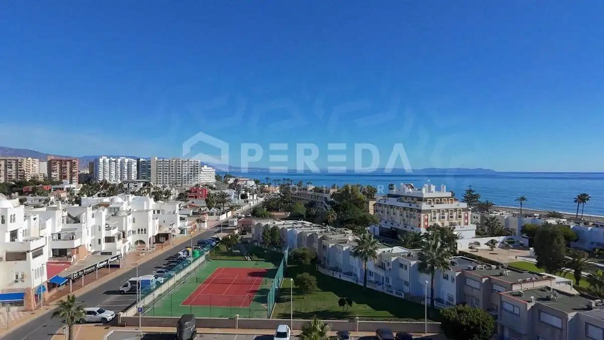 Vista exterior de Estudi en venda en Roquetas de Mar amb Jardí privat i Piscina comunitària