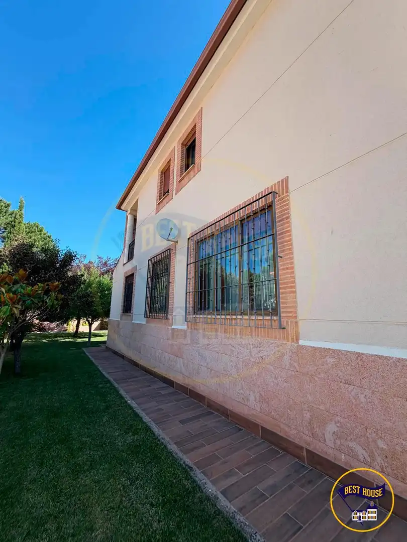 Vista exterior de Casa adosada en venda en Chillarón de Cuenca amb Calefacció, Jardí privat i Terrassa