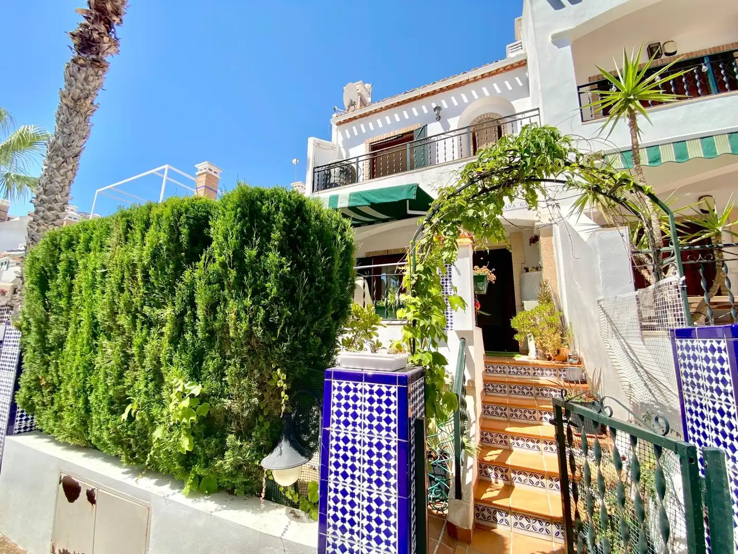 Vista exterior de Casa o xalet en venda en Orihuela amb Terrassa, Piscina i Moblat