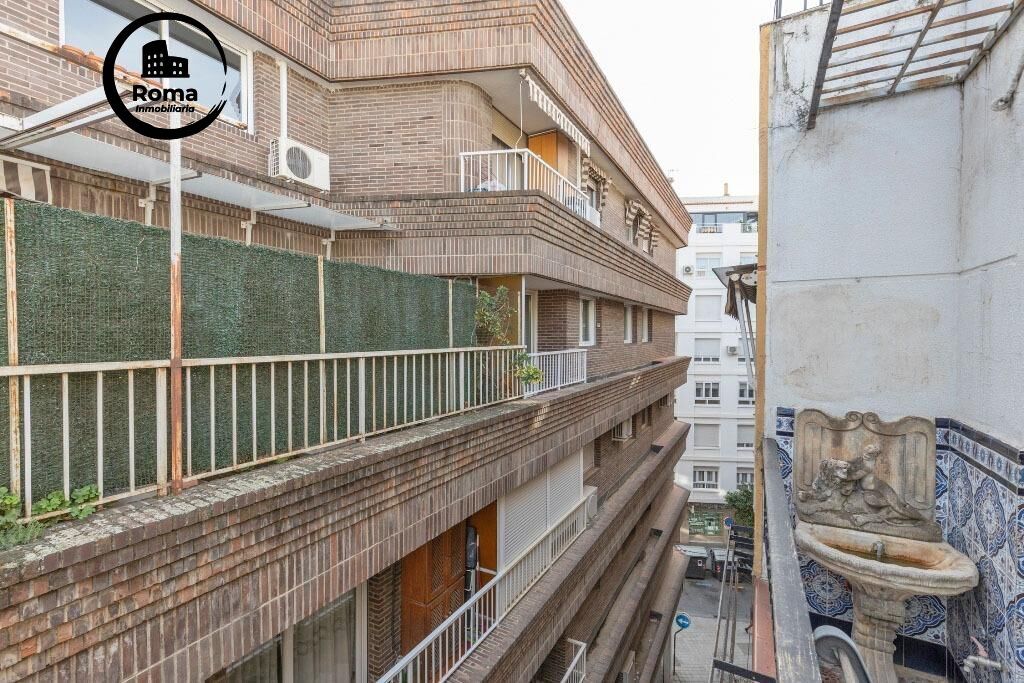 Vista exterior de Àtic en venda en  Granada Capital amb Calefacció, Parquet i Terrassa