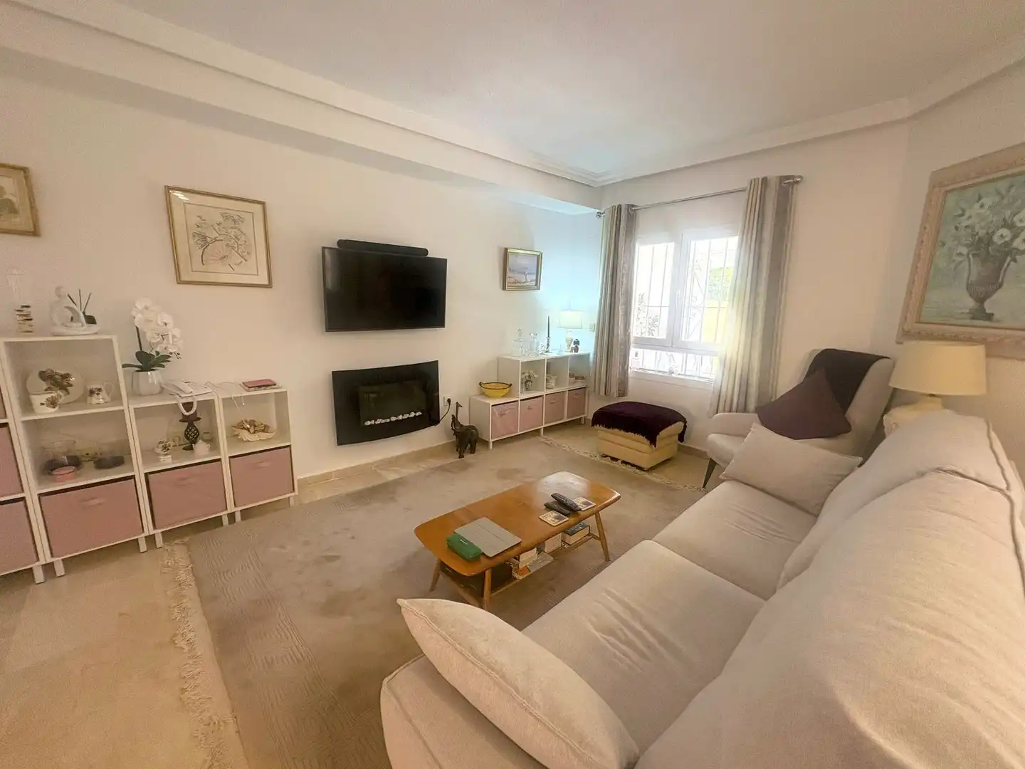 Sala d'estar de Casa adosada en venda en Manilva amb Aire condicionat, Terrassa i Traster