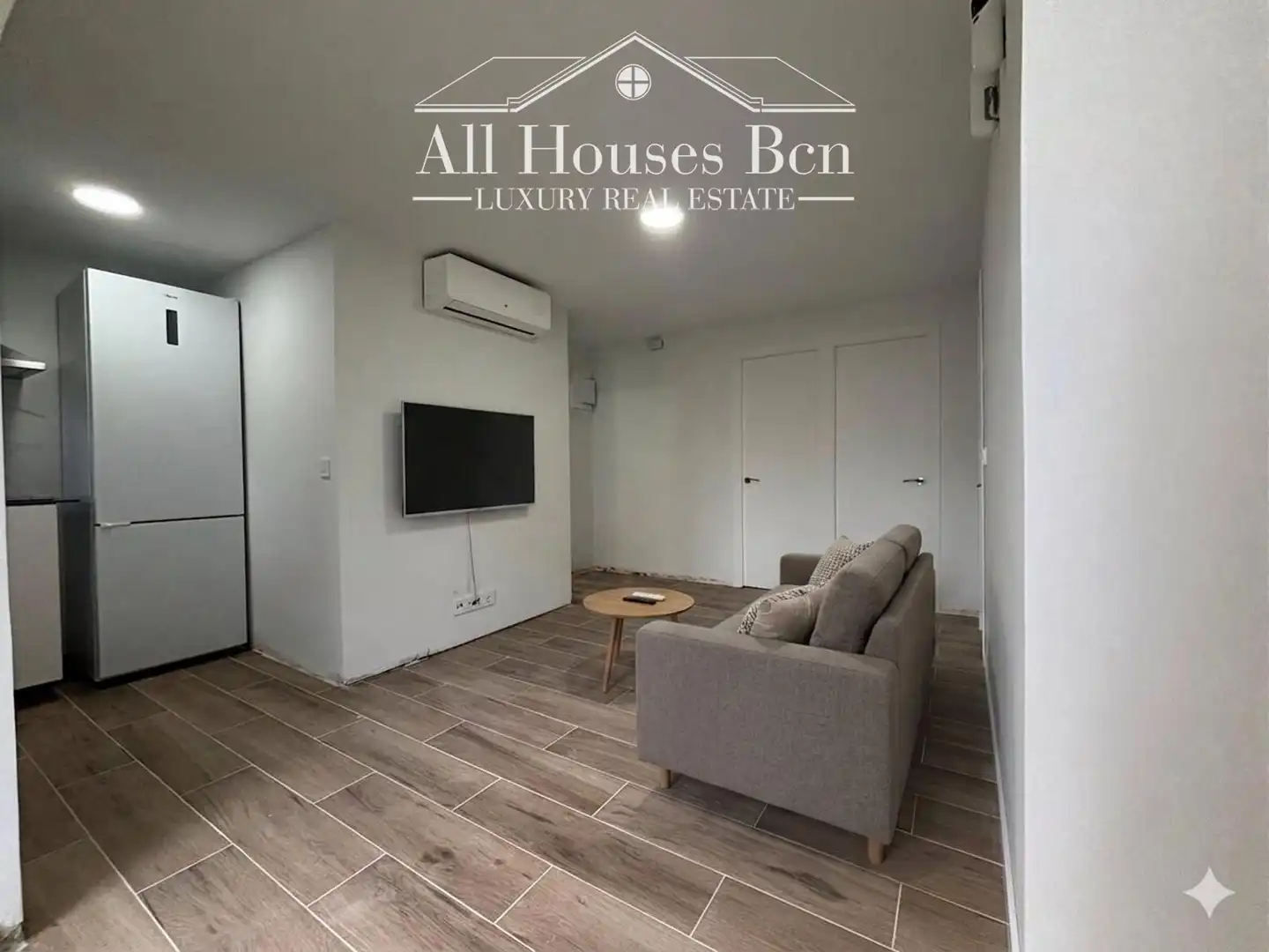Sala de estar de Piso en venta en L'Hospitalet de Llobregat con Aire acondicionado, Calefacción y Parquet