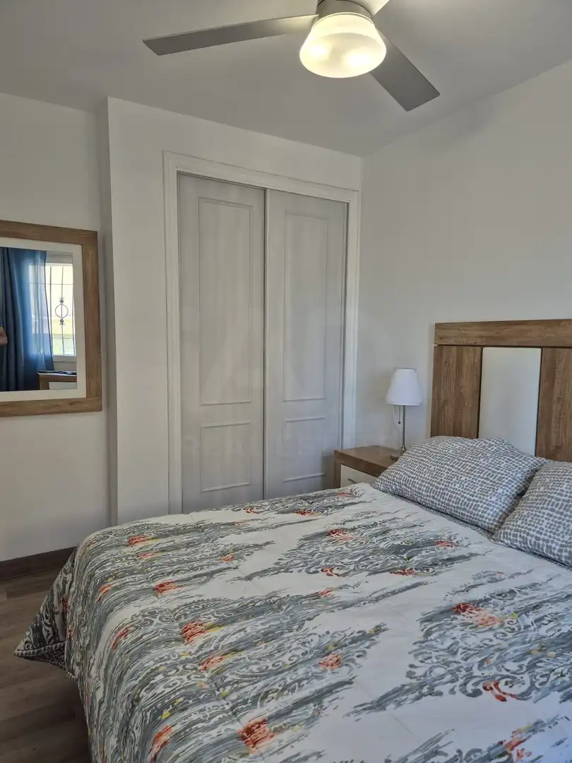 Dormitori de Pis de lloguer en Santa Pola amb Aire condicionat, Calefacció i Terrassa