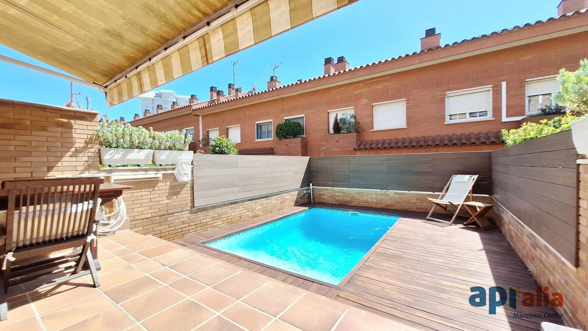 Schwimmbecken von Einfamilien-Reihenhaus zum Verkauf in Vilassar de Mar mit Klimaanlage, Heizung und Privatgarten