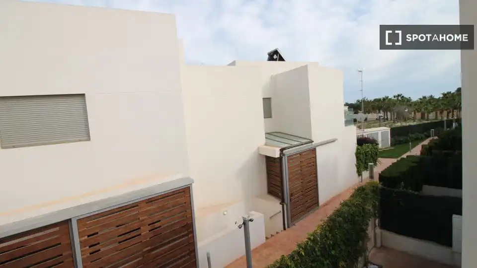 Vista exterior de Apartament per a compartir en Torrevieja amb Aire condicionat, Calefacció i Terrassa