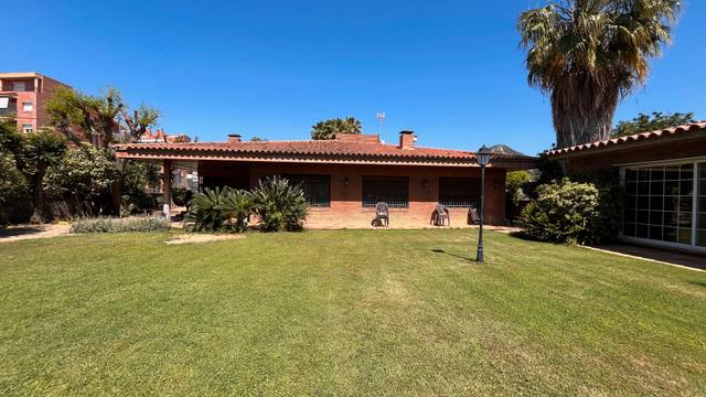 Casa-chalet en Venta en Centre