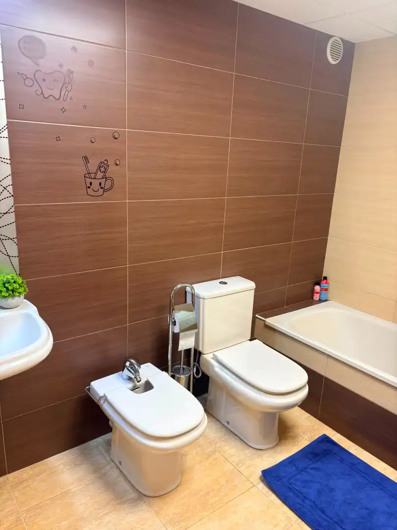 Baño de Apartamento de alquiler en Vandellòs i l'Hospitalet de l'Infant con Aire acondicionado, Calefacción y Amueblado