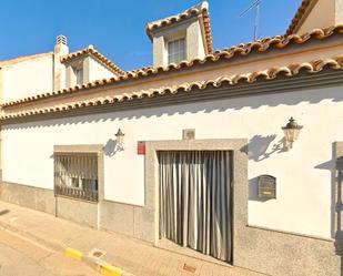 Vista exterior de Casa adosada en venda en Consuegra amb Calefacció, Jardí privat i Terrassa