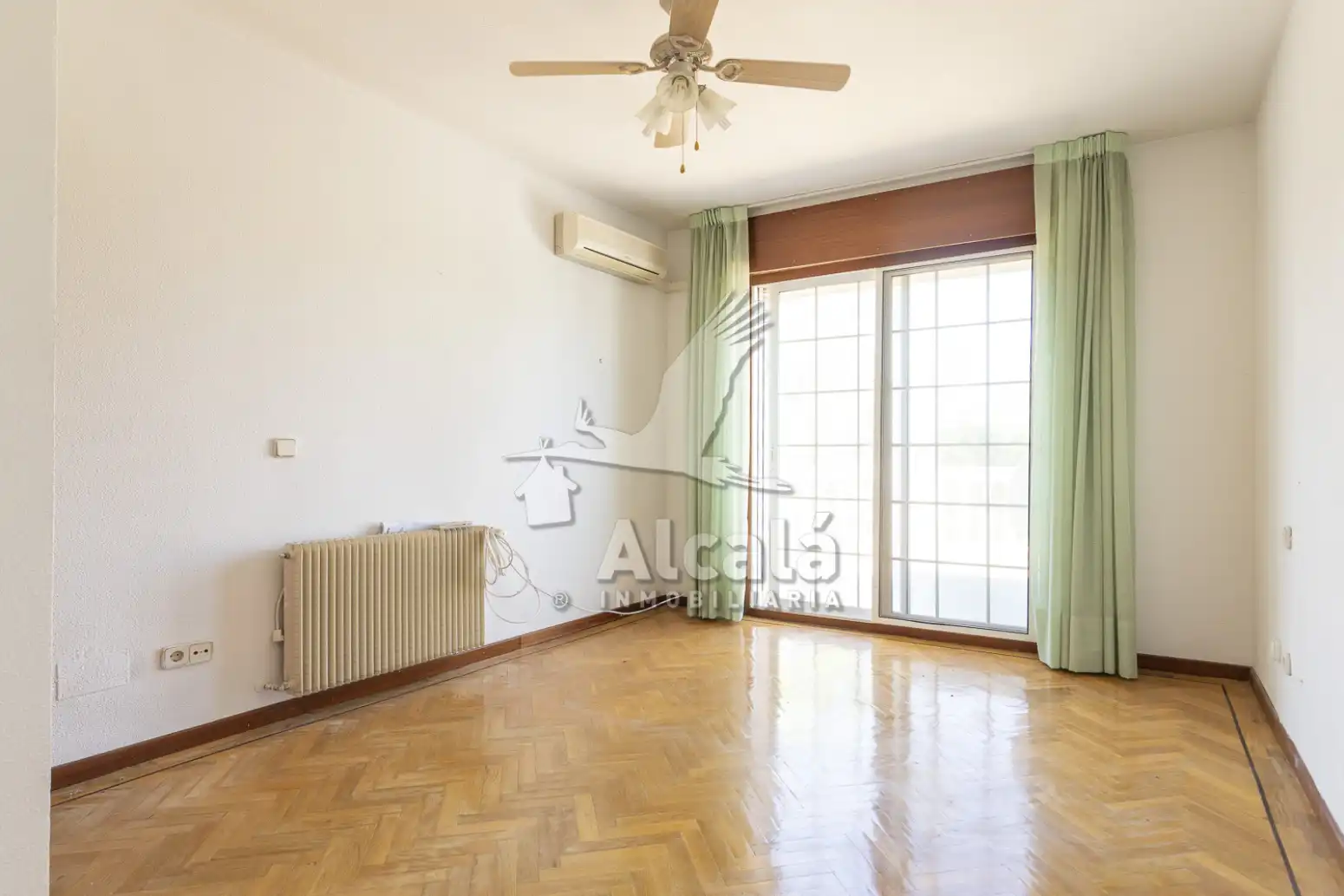 Habitación de Casa adosada en venta en Villalbilla con Aire acondicionado, Calefacción y Parquet