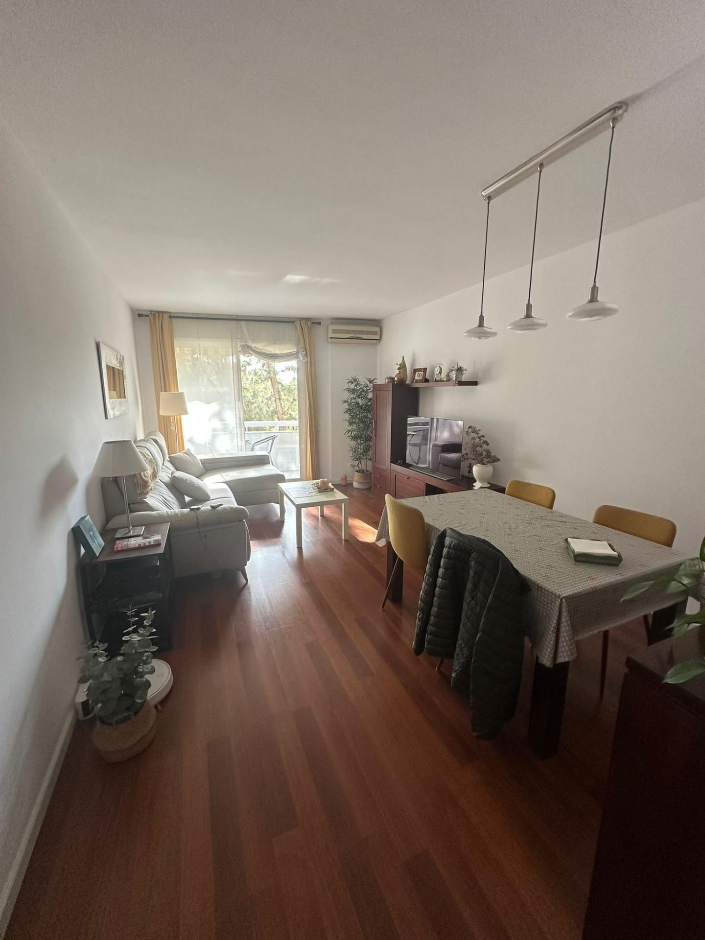 Sala d'estar de Pis en venda en Cornellà de Llobregat amb Calefacció, Jardí privat i Balcó