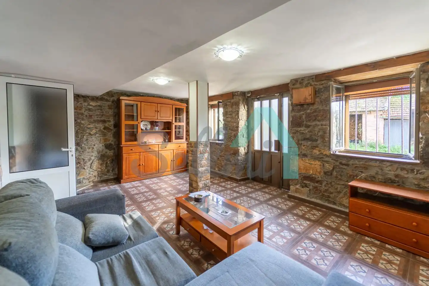 Sala d'estar de Casa o xalet en venda en Oviedo  amb Calefacció, Jardí privat i Terrassa