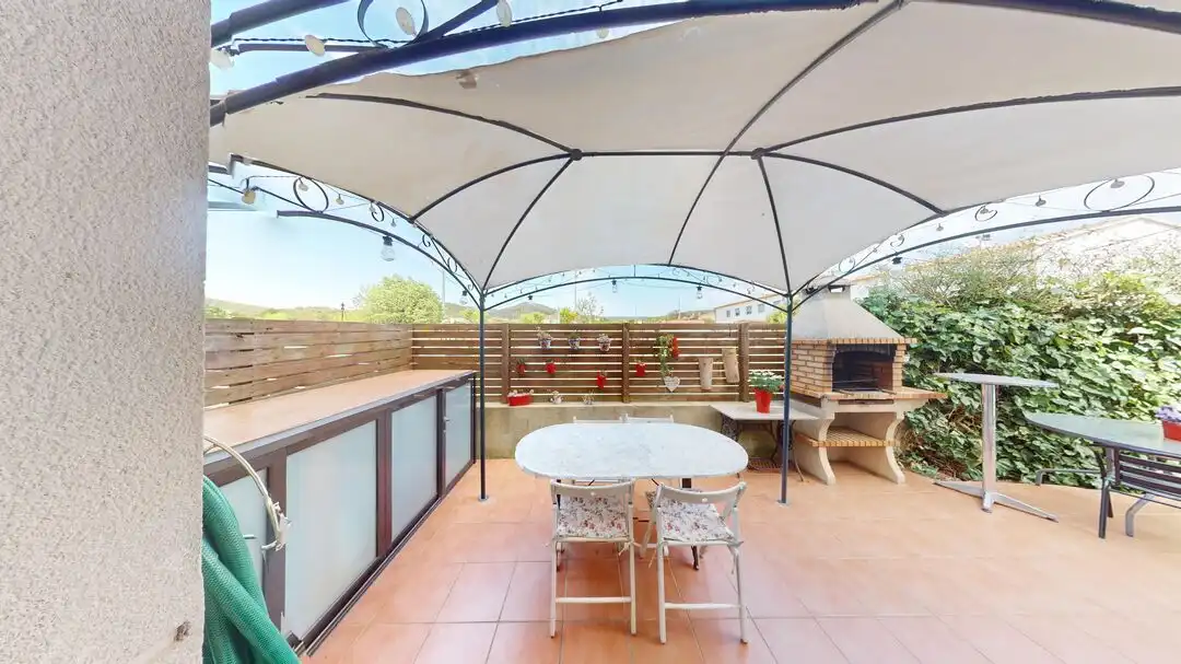 Adossat amb jardí en venda a Vall-llobrega, imagen 4