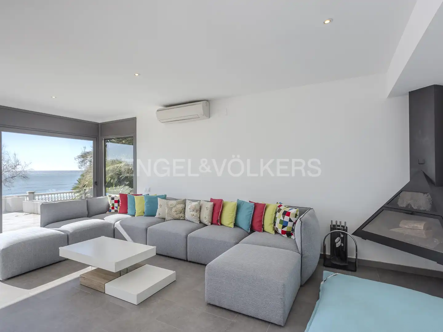 Living room of Houses for rent in Vilanova i la Geltrú  with Air Conditioner, Heating and Private garden