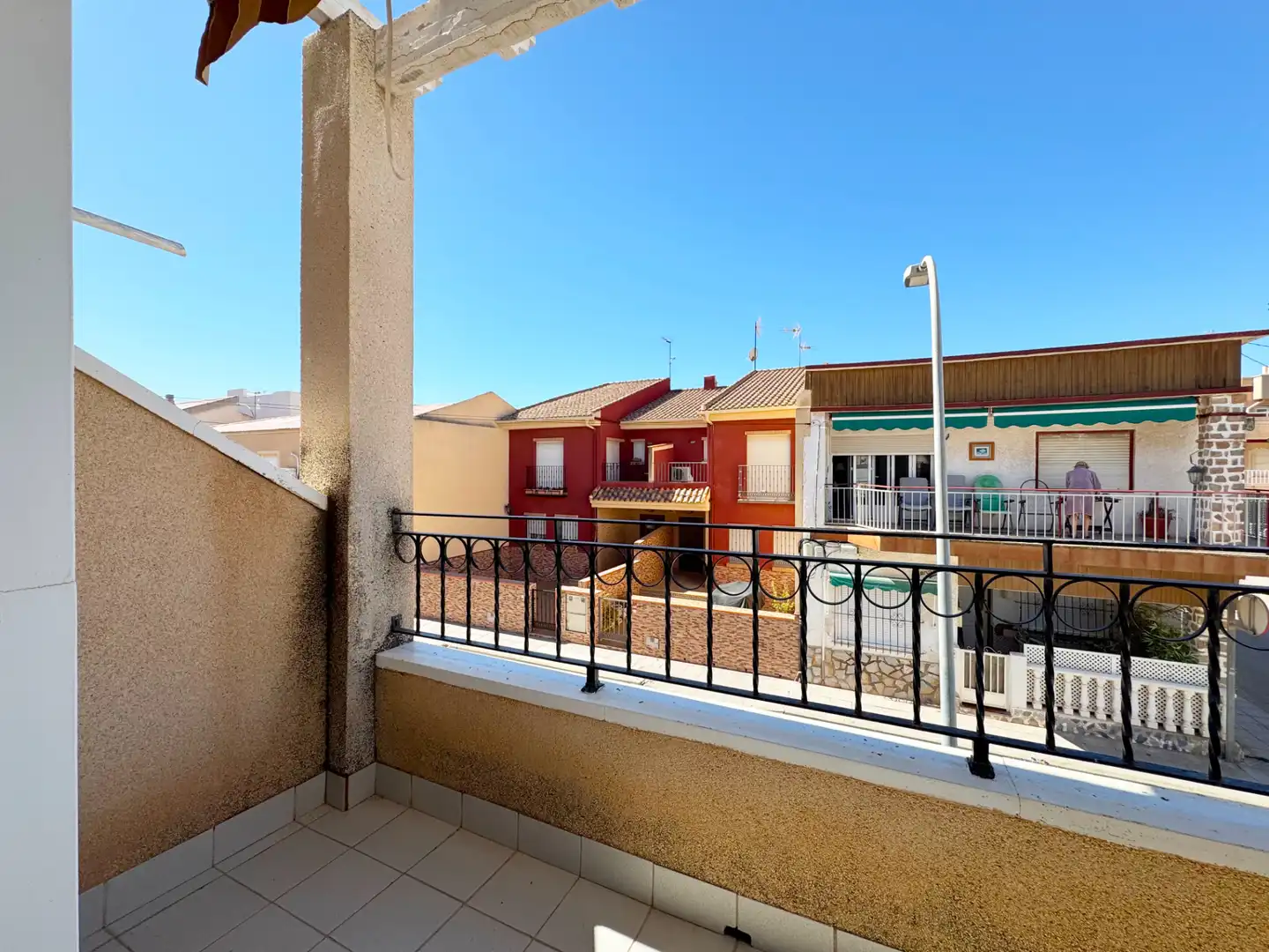 Vista exterior de Casa adosada en venda en Pilar de la Horadada amb Aire condicionat, Terrassa i Moblat