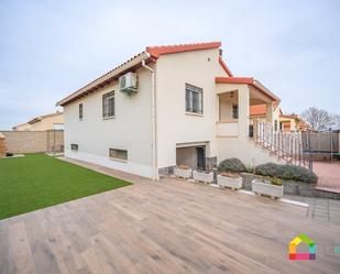 Vista exterior de Casa o xalet en venda en Burguillos de Toledo amb Aire condicionat, Calefacció i Piscina