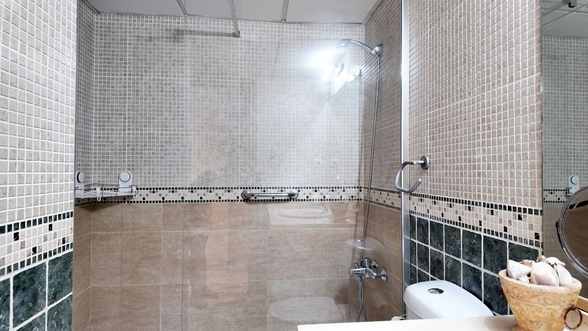 Bathroom of Flat for rent in Valencia  with Air Conditioner, Heating and Terrace