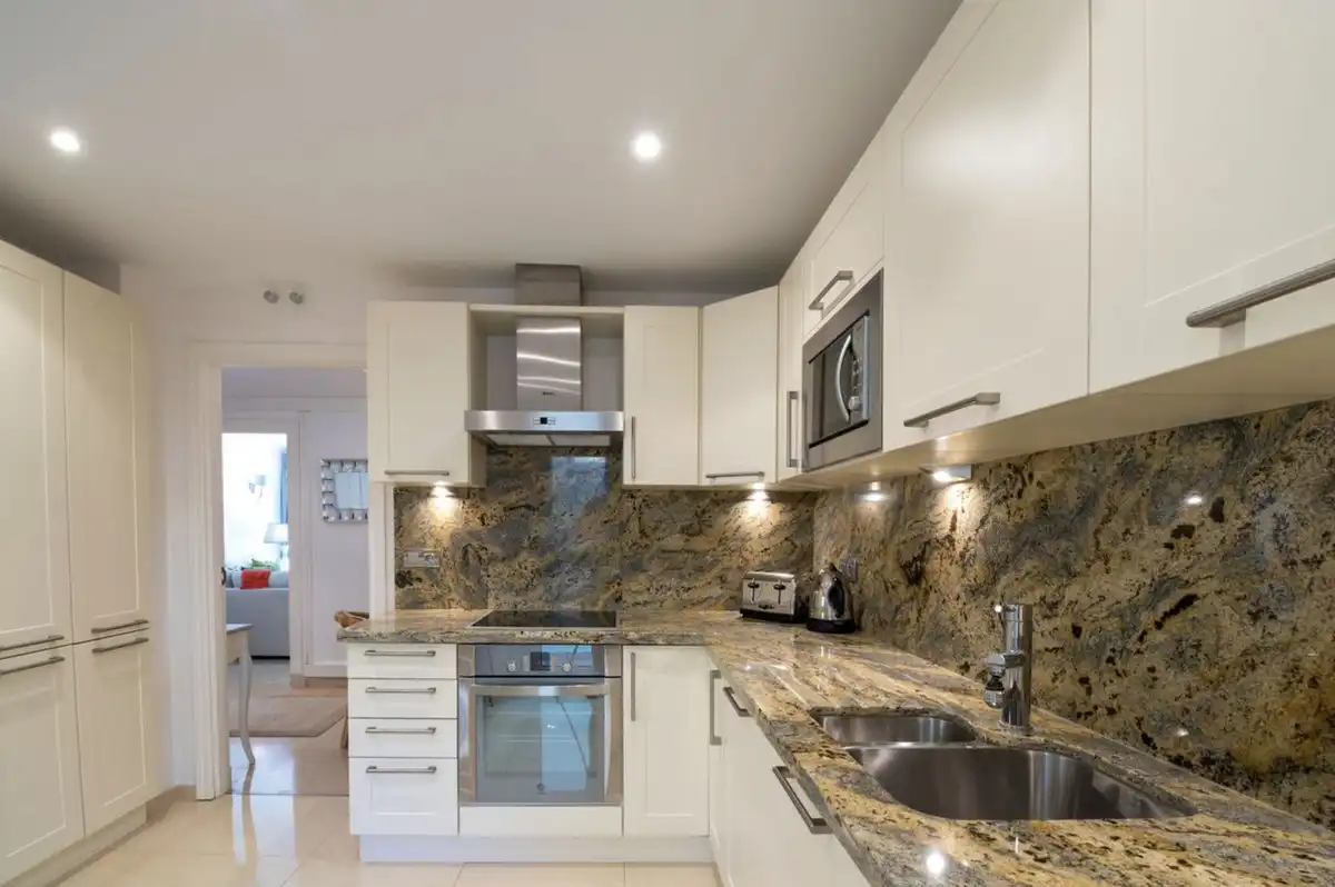 Cocina de Casa adosada de alquiler en Benahavís con Aire acondicionado, Jardín privado y Terraza