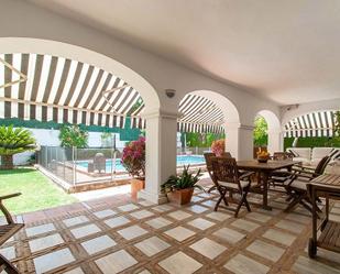 Terrassa de Casa o xalet en venda en Dos Hermanas amb Calefacció, Jardí privat i Parquet