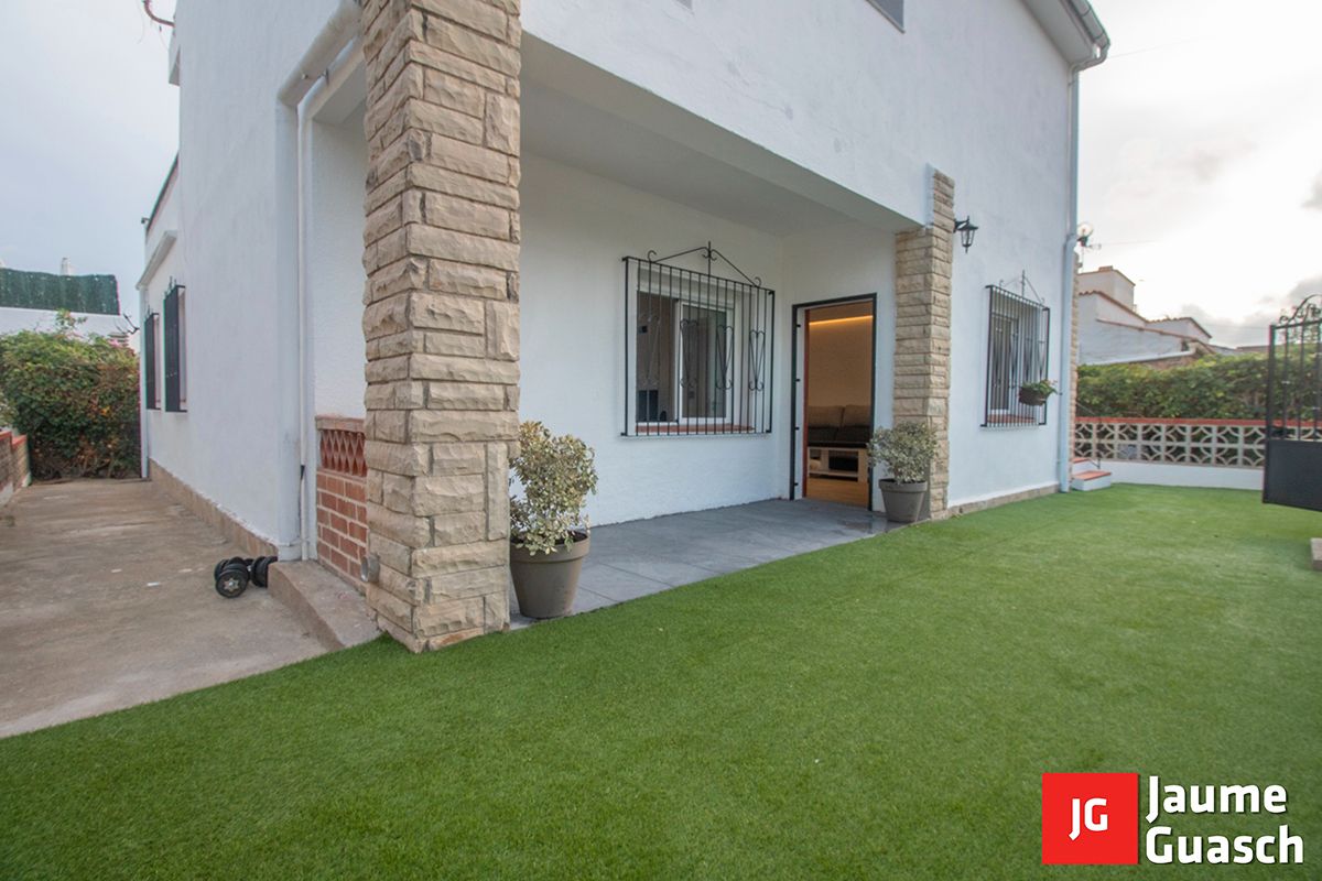 Vista exterior de Casa o xalet en venda en Torredembarra amb Aire condicionat, Calefacció i Jardí privat