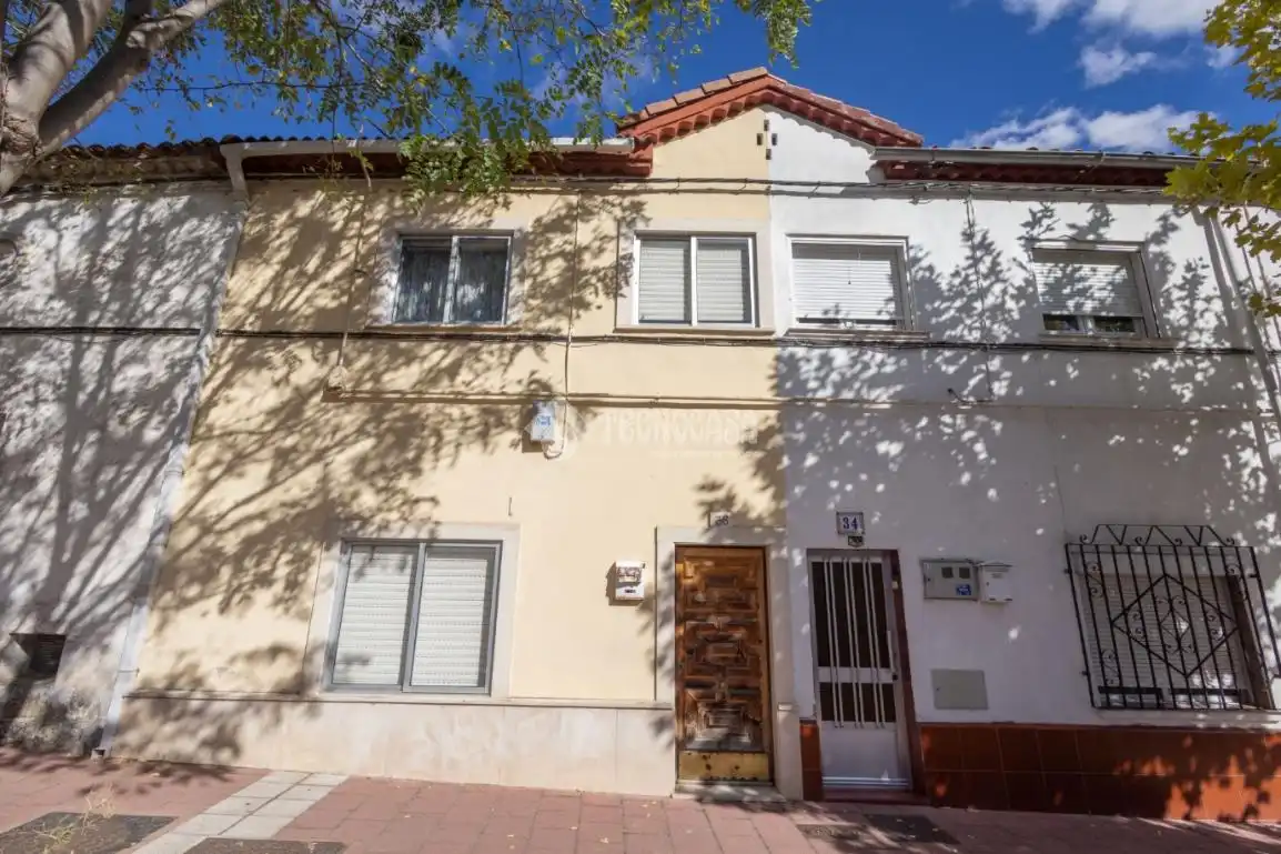 Casa aparellada en venda a Girón