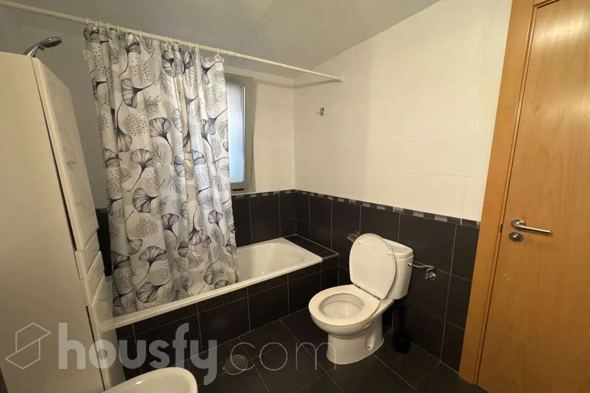Baño de Piso de alquiler en Valdemoro con Parquet y Amueblado