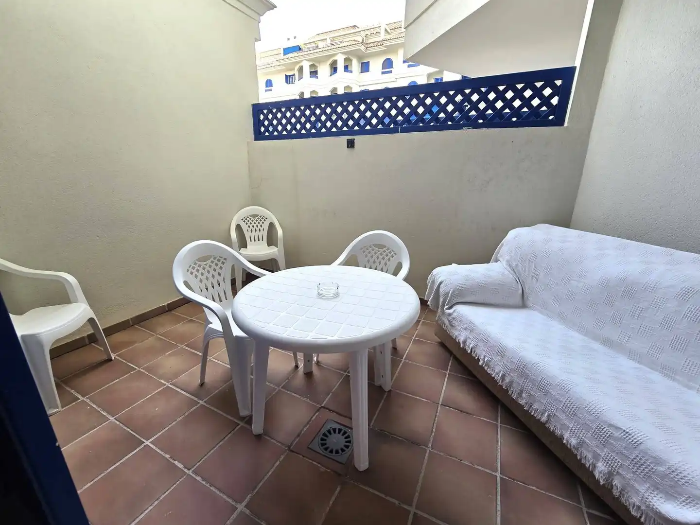 Terrasse von Erdgeschoss zum Verkauf in Manilva mit Klimaanlage, Terrasse und Möbliert