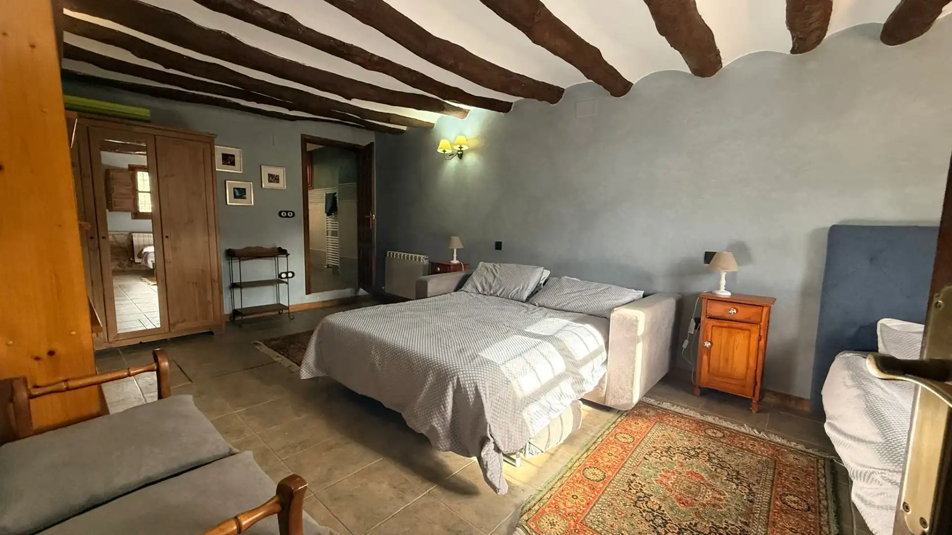 Habitación de Casa adosada en venta en Castellote con Calefacción, Terraza y Trastero
